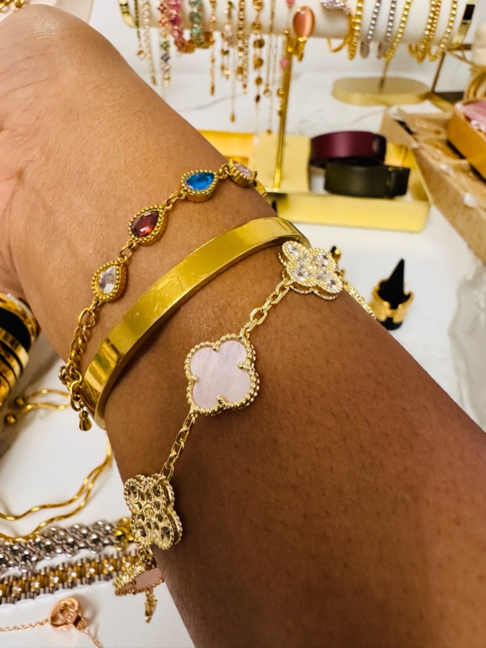 Gold Chain Bracelet with Pink Clover Accents - Picture 6 of 11